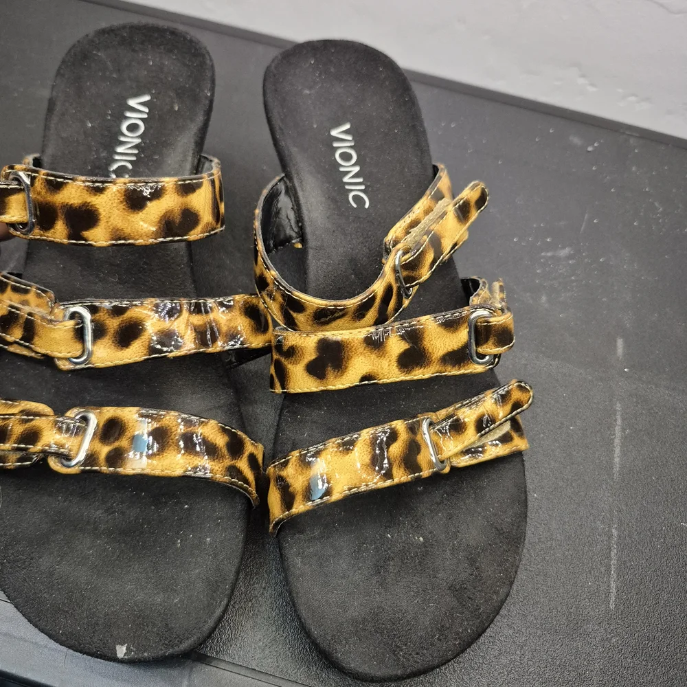 Vionic Women's Leopard Print Sandals‎